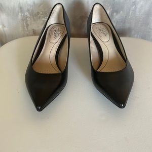 Life Stride Black Pumps Size 8 1/2 wide.